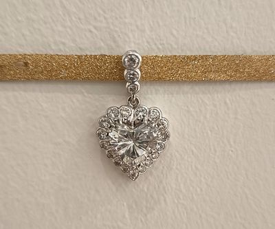 Pendentif coeur en or gris 750 millièmes serti au centre un …