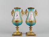 paire de vases bleus et or posés sur une table