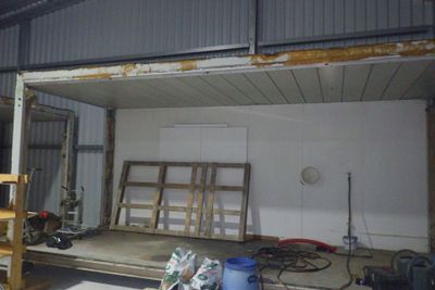 un garage dans lequel se trouvent beaucoup de meubles