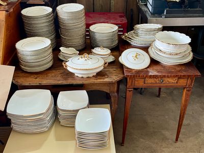 plusieurs assiettes et bols sur une table dans une pièce