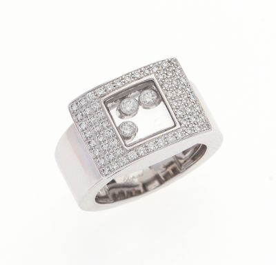 gros plan d'une bague en diamant sur fond blanc