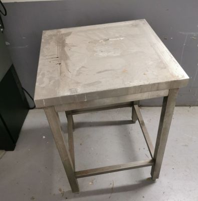 une petite table au plateau en marbre, dans un coin de la pièce
