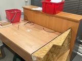 un bureau en bois sur lequel est posé un seau rouge