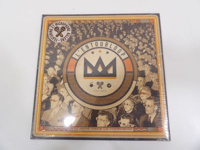 un gros plan d'un CD surmonté d'une couronne