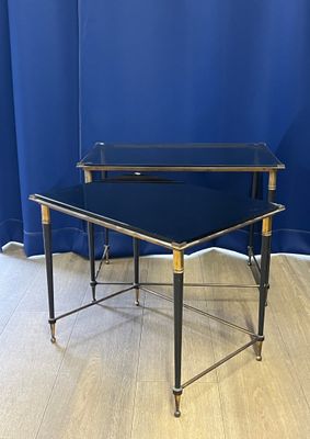 une photo d'une table basse en verre et en laiton posée sur un parquet