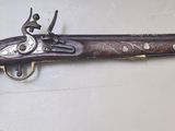 un vieux pistolet accroché au mur