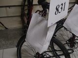 deux vélos équipés de sacoches à l'arrière