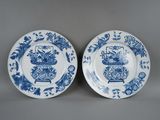 une paire d'assiettes bleues et blanches ornées de fleurs sur un fond gris