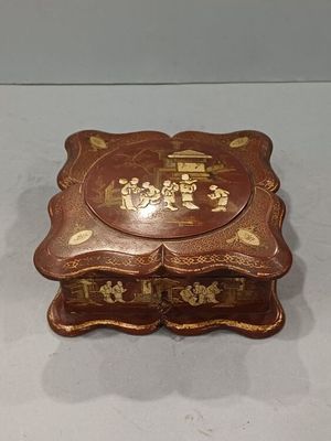 une image représentant une petite boîte en bois posée sur une table