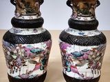 deux vases posés sur une table