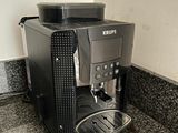 une cafetière noire posée sur un plan de travail en granit