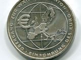 une pièce d'argent sur laquelle est représentée une carte