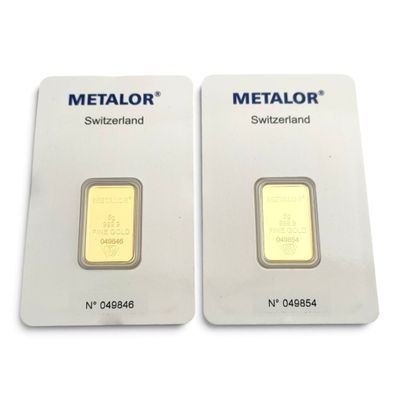 Deux lingots d'or sont représentés côte à côte sur une surface blanche