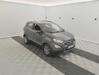 la voiture grise est garée dans le garage sur le sol en damier