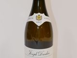 une bouteille de vin posée sur une table