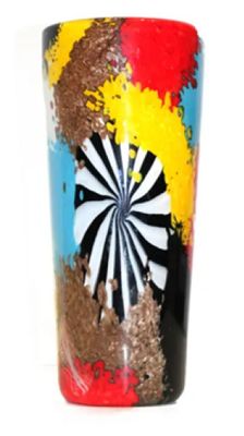 un verre coloré orné d'un motif noir, blanc, jaune, rouge et bleu