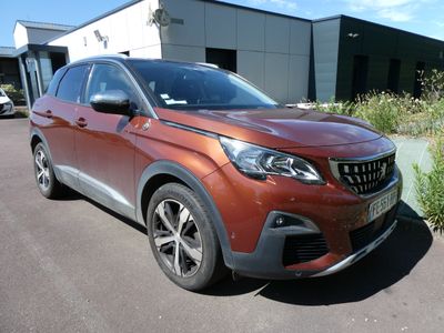 une voiture rouge garée devant un bâtiment