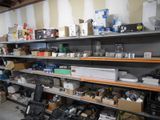 de nombreuses étagères contenant divers objets dans une pièce