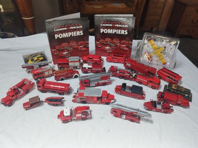 2 cartons de véhicules miniatures de pompiers et un fascicul…