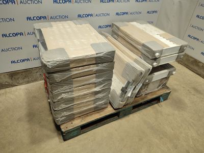 une pile de cartons posée sur une palette devant un mur