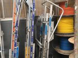 de nombreux types d'échelles différents dans un local de stockage