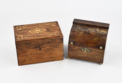 deux petites boîtes en bois posées l'une à côté de l'autre sur une surface blanche