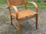 une chaise en bois posée dans l'herbe