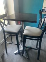 2 tables hautes en résine wengé et piètement alu