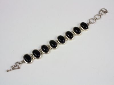 un gros plan sur un bracelet orné de perles noires