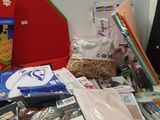 many items that are sitting on a table