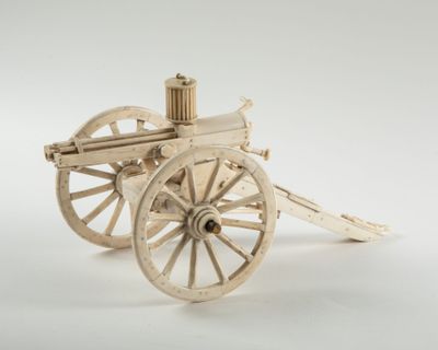 maquette en bois d'un canon sur fond blanc, avec un fond blanc