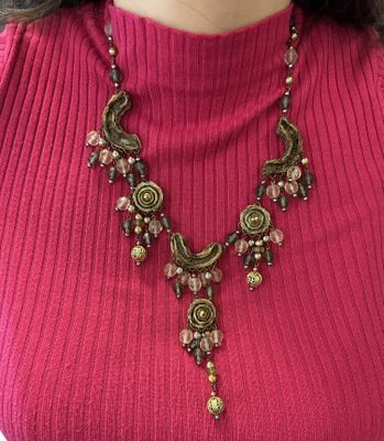 un pull rose avec un collier rose et un pull rose avec un haut rose