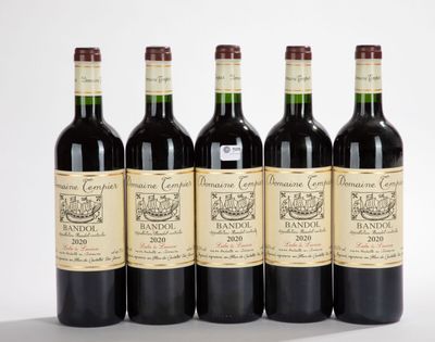six bouteilles de vin sont alignées sur une surface blanche