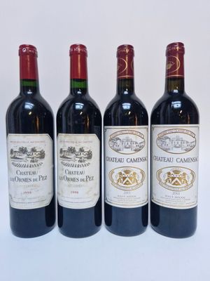 quatre bouteilles de vin sont alignées sur une surface blanche