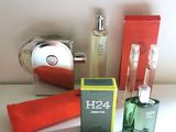 un flacon de parfum à côté d'un coffret de parfum et d'une serviette rouge