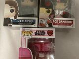 Trois figurines Pop en vinyle de Star Wars sont exposées dans une boîte