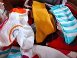de nombreuses paires de chaussettes qui traînent dans une boîte