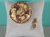 une broche en or et une épingle posées sur un oreiller