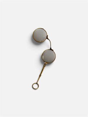 gros plan d'une paire de lunettes sur une surface blanche