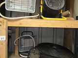 de nombreux objets qui traînent sur une étagère dans le garage