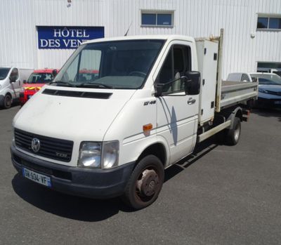 la photo d'un camion blanc garé sur un parking