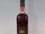 l'image d'une bouteille de whisky posée sur une surface blanche
