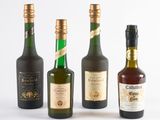 trois bouteilles de vin sont alignées sur une surface blanche
