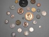 beaucoup de pièces et un penny posés sur une table