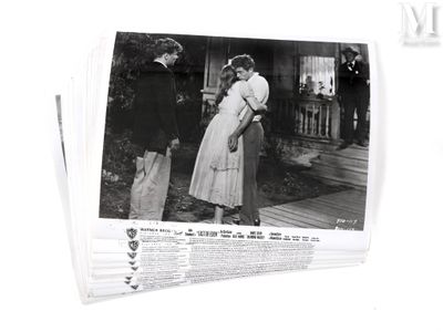 une photo en noir et blanc d'un homme et d'une femme en train de s'embrasser