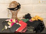 une table sur laquelle sont posés tout un tas de vêtements de toutes sortes