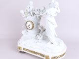 une statue de femme tenant une horloge sur une table