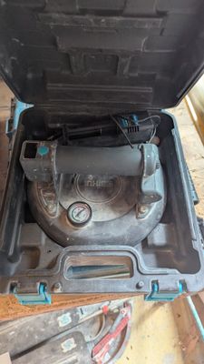 une boîte à outils ouverte sur une table