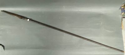 un bâton posé à côté d'un couteau