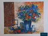 un tableau représentant un vase bleu contenant des fleurs